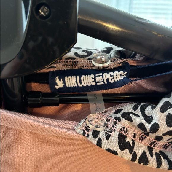 Ink, Love and Peace
Women’s Boxy color block hoodie with removable hood - Picture 3 of 5